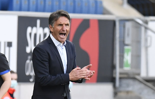 Невероватне сцене у Бундеслиги: Погледајте како тренер Херте даје изјаву после меча (ФОТО)