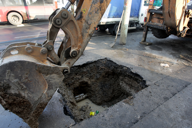 Квар на водоводној мрежи у Раковици: Обнављали улицу па покидали цеви