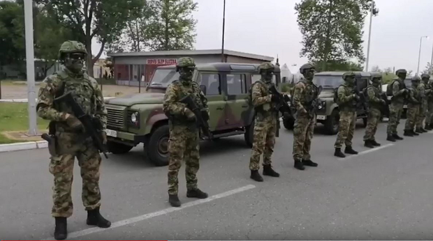 (ВИДЕО) После Вучићеве наредбе, Војска под пуном ратном опремом стигла у Шид
