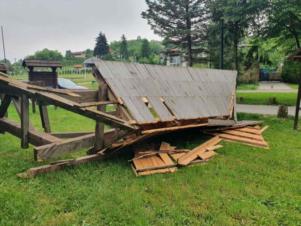 Опет порушена капија Вуковог родног села: Камионџија приколицом разбуцао улаз у центар Тршића