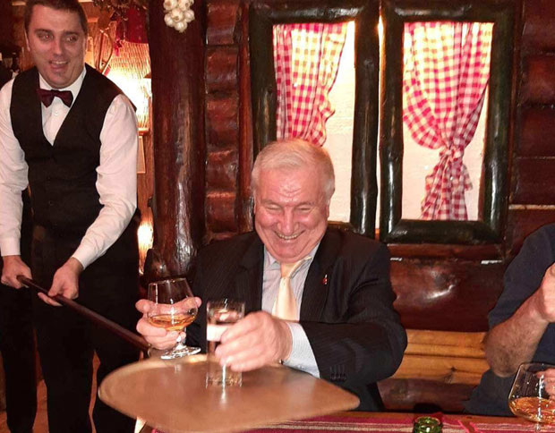 Миладину Шеварлићу шљивовицу служе на лопару