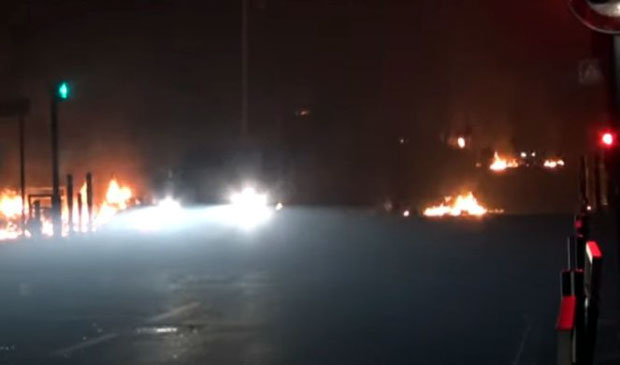 Сукоб између групе младића и полиције у предграђу Париза (ВИДЕО)