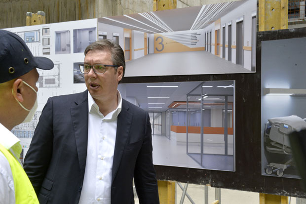 Повећање плата медицинарима трајно, могуће још једно, показало се да улагање у здравство није бачен новац: Вучић обишао радове на изградњи КЦС (ФОТО)