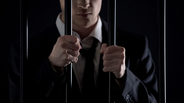 Ухашен ЛАЖНИ инспектор: Пао због оружја и дроге(ФОТО)