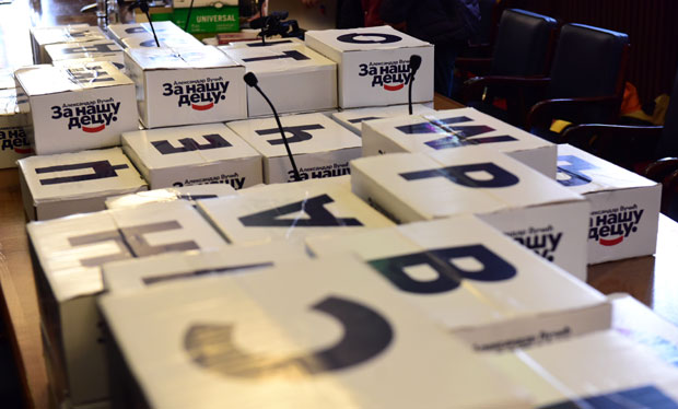 Партије се такмиче и бројем потписа предатих за кандидатуру: Вишак 53.000 парафа