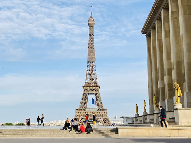 Француска полако излази из изолације: Враћа се живот у град светлости (ФОТО)