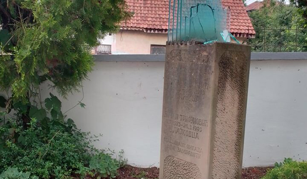 Вандализам у Лајковцу: Оскрнављен споменик полицајцима погинулим на КиМ