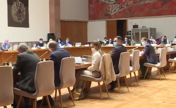 НАЈНОВИЈЕ ОДЛУКЕ КРИЗНОГ ШТАБА: ВМА и КЦ Ниш радиће као пре короне, цена теста 6.000 – Од 1. јуна БЕЗ ТЕСТИРАЊА?