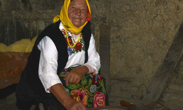 Црној мачки одсеку реп или се нађе змијска кошуљица: Баба СИНЂА код Неготина баца чини и скида магију (Фото)