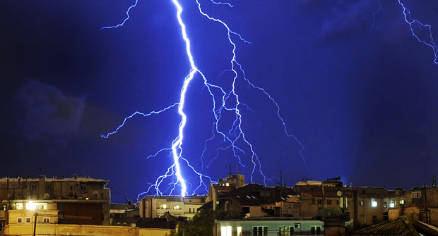 НЕВРЕМЕ У СРБИЈИ: Од удара грома пожари у околини Јагодине и Новог Пазара