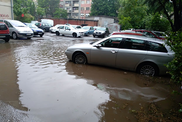 Невреме направило хаос у Пожаревцу: Провала облака ПОТОПИЛА ПАРКИНГЕ (ФОТО)