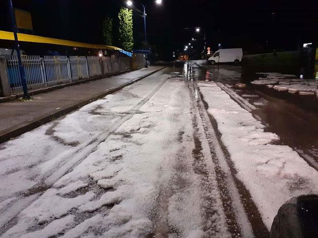 Стуштило се као да је АПОКАЛИПСА: Град УНИШТИО засаде и кровове кућа, а гром УБИО три краве (ФОТО+ВИДЕО)