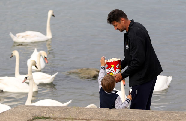 Вања Грбић са породицом у шетњи крај Дунава: Деца приредила гозбу за лабудове (ФОТО)