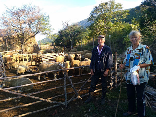 Новац за Вељковиће: Белопаланачка локална власт помогла породици чију је имовину прогутао пожар