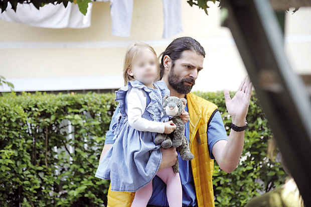 У Новоградској без мирног сна,  наставља се страх за кров над главом: Житељи земунске улице и даље чују крцкање услед нових пукотина на зидовима (ФОТО)