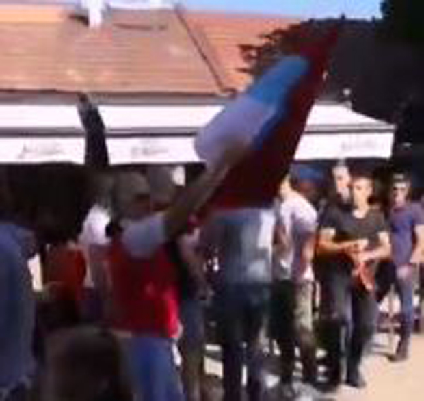 Храбра Никшићанка тробојком поздравила црногорске суверенисте (ВИДЕО)