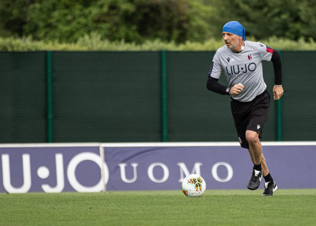 Михајловић је неуништив: Синиша са новим имиџом и лоптом поново на терену