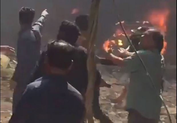 Језиви снимци: Авион се срушио у густо насељено предграђе Карачија, црни дим куља, људи успаничено трче по улицама (ВИДЕО)
