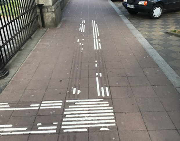 Београђани оштећеног вида тешко се крећу и сналазе на улицама: Траке за слепе нико не поправља
