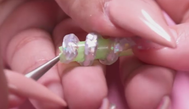 ШТА ЈЕ, БРЕ, ОВО? Девојке полуделе за новим трендом: Нокти као ОТВАРАЧ ЗА ФЛАШУ!