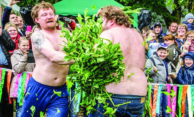 Скину одећу са себе, па се међусобно ШИБАЈУ КОПРИВАМА: Постоји РАЗЛОГ зашто се води зелена битка