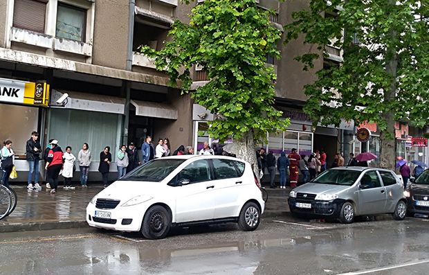 Редови пред банкама у Пожаревцу: Чекали на пљуску да подигну 100 евра (ФОТО)
