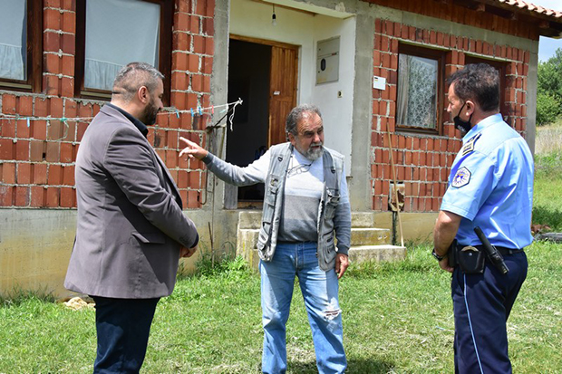 “Крајње је време да се стане на пут насиљу над српским повратницима”: Јевтић обишао Србина из Дреновчића којем је прећено смрћу