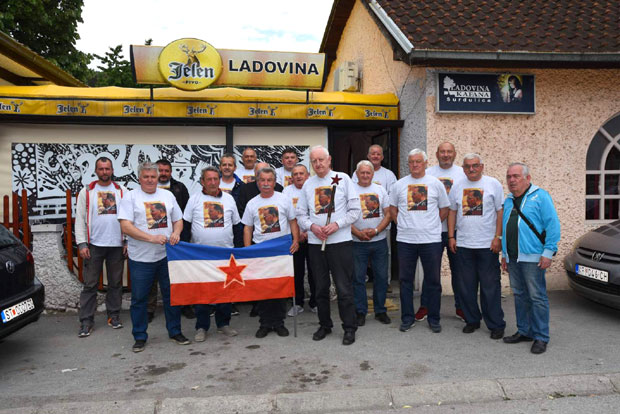 Тробојка са петокраком, Титове слике на мајицама и предаја оригиналне штафете из 1984: Како су пензионери у Сурдулици прославили Дан младости