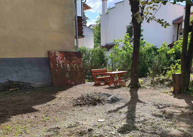 Хтели да уреде и очисте двориште око солитера и због тога - кажњени: Како су грађани из Котежа завршили “на мети” комуналне милиције 