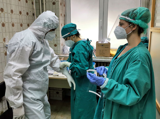 Јавиле су се да буду испомоћ у ковид-болницама и сада ће за то бити награђене: За сестре и спремачице по 30.000 динара