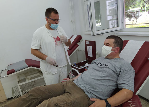 Хуманост му тече венама: Већ 28 година Новак Вујовић, из новосадскe Жандармерије, редовно даје крв