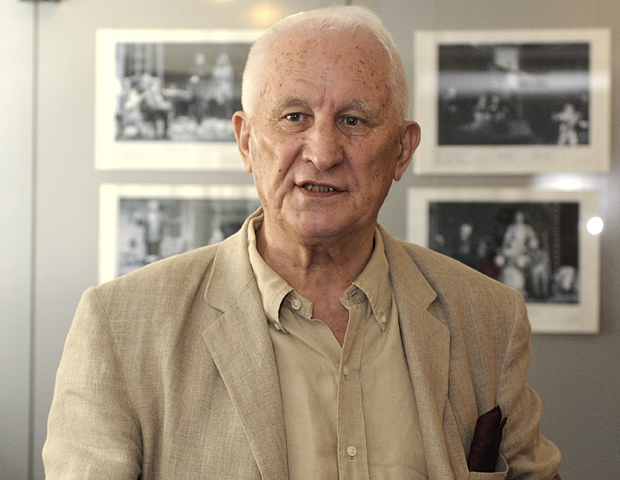 Корона избрусила рукописе