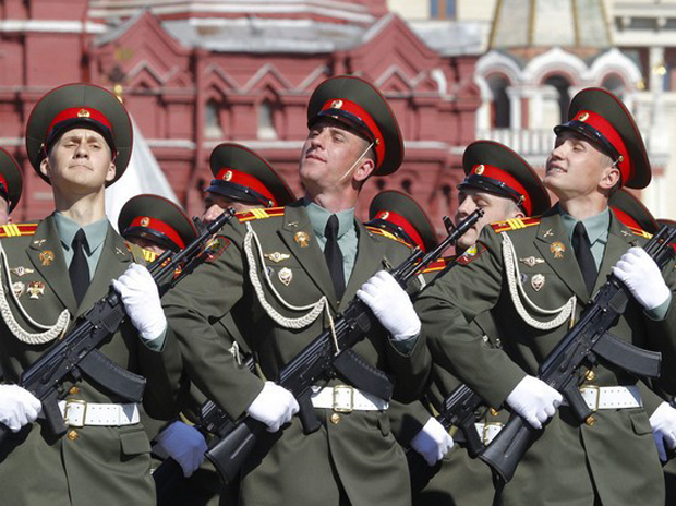 Припреме за параду у Москви: Тенкови и  друга војна техника чека у Посмосковљу, вежбаће се са маскама и рукавицама