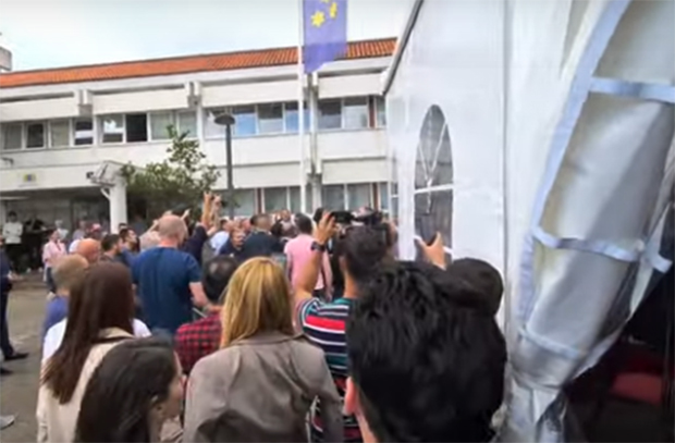 Полиција у цивилу легитимисала окупљене, седница под шатором: У напетој атмсофери, без кворума, састали се одборници СО Будва (ВИДЕО)