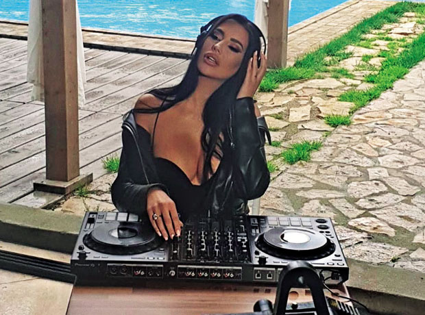 Шарено обуци, нек слути на хаос: Катарина Грујић и Ана Кокић у студију