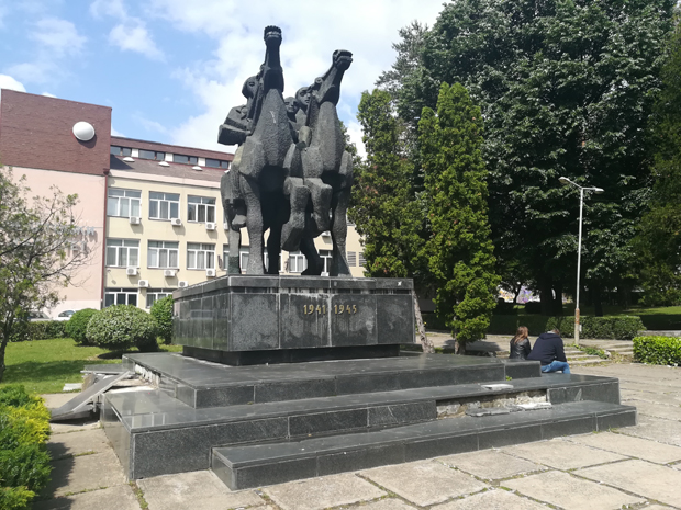 Споменик ослободиоцима Врања на МЕТИ ВАНДАЛА