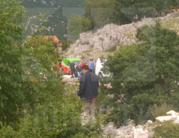 НЕСРЕЋА У ЦРНОЈ ГОРИ: Двоје погинулих извучено из смрсканог аутобуса (ФОТО)