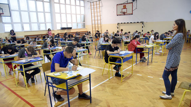 Све о великој и малој матури: Почињу пробе завршних испита, у учионици деветоро ђака, наставници са маском