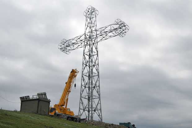 ВИДЕЋЕ ГА ПОЛА СРБИЈЕ: Повише Краљева подигнут крст висок 33 МЕТРА (ФОТО/ВИДЕО)