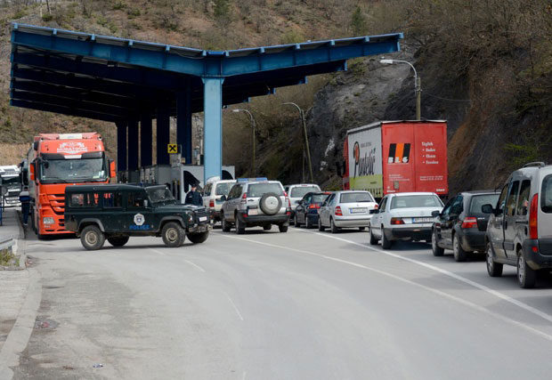 Километарска колона и данас на Јарињу: Камиони са српским таблицама стоје, траже им посебну дозволу