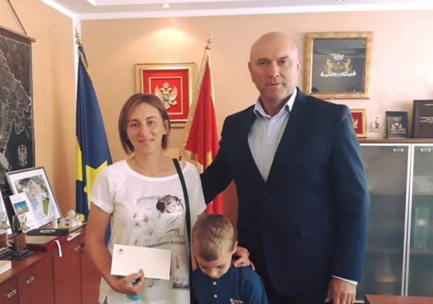 Донирао 17 плата: Председник општине Будва у хуманитарне сврхе дао око 20.000 евра