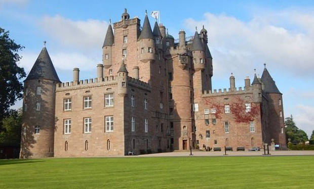 Тело повијено, очи су жалосно пиљиле у мене, а онда су се проламали најужаснији крици: Замак у ком је одрасла Елизабета друга крије ужасну ТАЈНУ