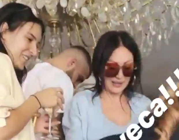 Овако баке славе рођење првог унука: Цеца и прија СЕ ВЕСЕЛЕ НА СТОЛУ! (ФОТО)