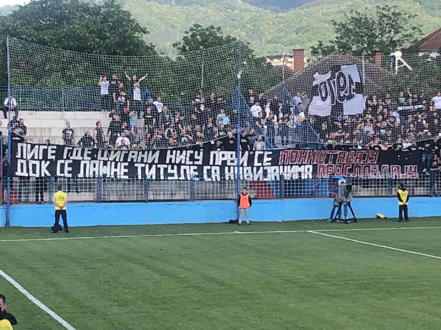 Кратак прекид у Сурдулици: Навијачи Партизана истакли исти транспарент са поруком о Црвеној звезди (ВИДЕО)