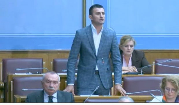 Вербални окршај у Скупштини Црне Горе: Посланик Зоговић поклопио Дармановића - „Гори сте од Хрвата“