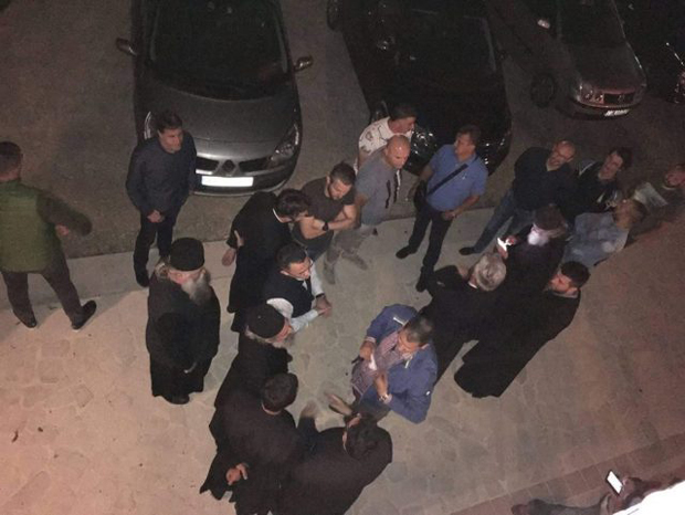 Црногорске власти бесне због литије у Бару: Парох Зековић позван у полицију, са њим и још три свештеника