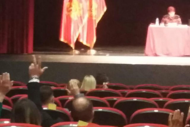 Читава Црна Гора данас прича о њему: Одборник ДПС подржао НСД да се расправља о Закону слободе вере и гласао са ТРИ ПРСТА