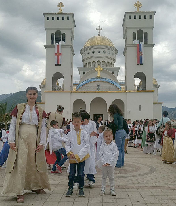 Прва литија после короне у Бару: Неколико хиљада верника на улицама, свештеник Мирчета Шљиванчанин одржао говор за памћење (ФОТО)