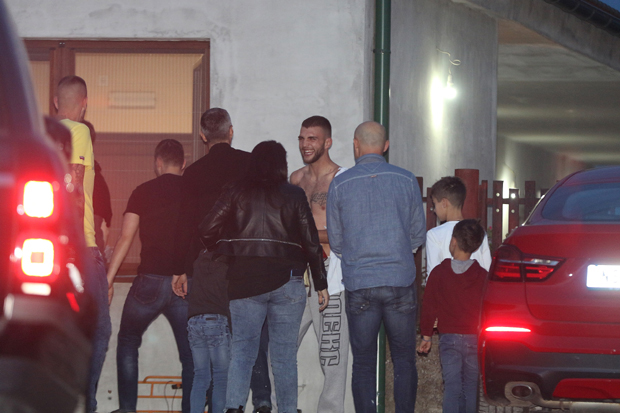 Вељку опет поцепали мајицу: Велика журка у Тителу, стигао Шијан, Цецина сестра и Богданина бака (ФОТО)