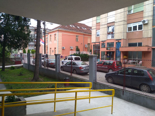 Пуцњава код Дечјег диспанзера у Чачку: Младићу испаљена 3 метка у ноге (ФОТО)